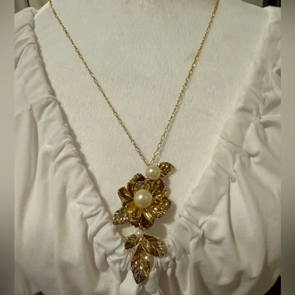 Kate Spade Lavish Blooms faux pearl Floral Necklace